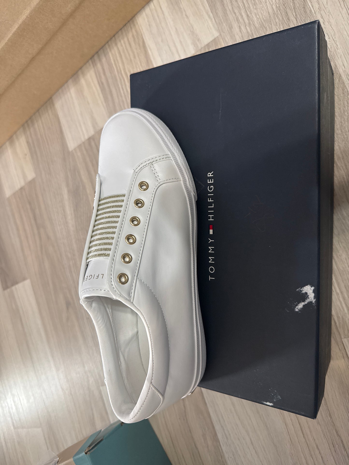 TOMMY HILFIGER